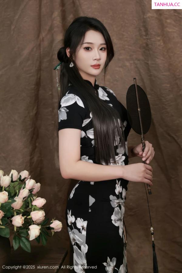   [XiuRen]高清写真图 2025.08.15 No.10655 南乔 黑色旗袍第5张图片